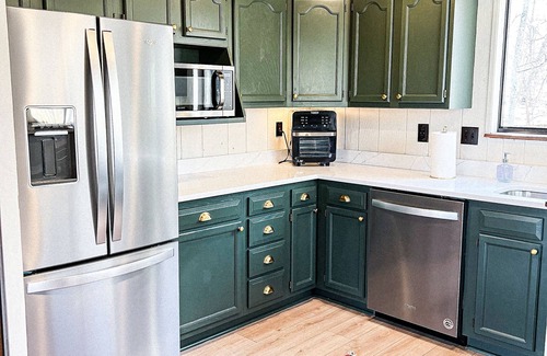 Innsbrook Chalet De Esquí | FLAT, Lakefront chalet; Hottub, Playground, Firepit, Wifi, and more!
