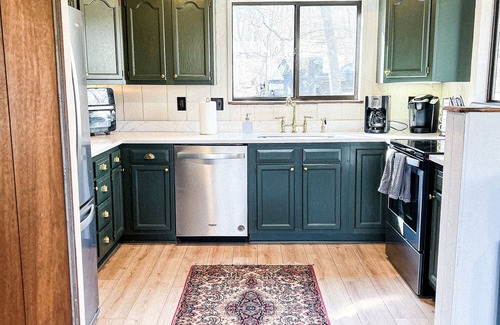 Innsbrook Chalet De Esquí | FLAT, Lakefront chalet; Hottub, Playground, Firepit, Wifi, and more!