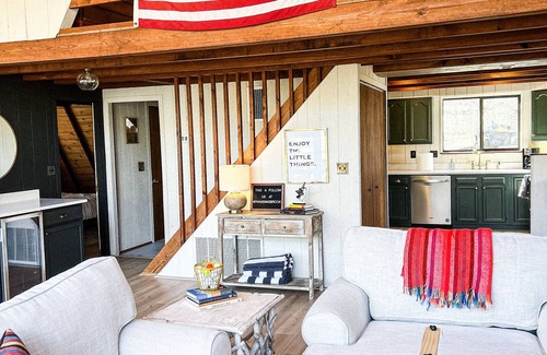 Innsbrook Chalet De Esquí | FLAT, Lakefront chalet; Hottub, Playground, Firepit, Wifi, and more!