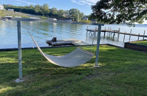 Huddleston Casa | FLAT LOT BOAT-RAMP NO-WAKE-COVE OFF MAIN CHANNEL LG HOME-GAMERM FIRE PIT KAYAKS+