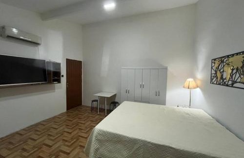 Mogi das Cruzes Casa | Flat Studio em Área central com ar condicionado e Garagem