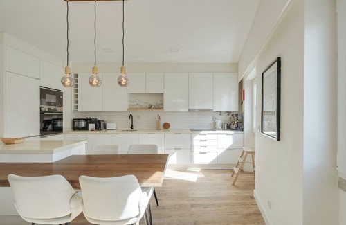 Restelo Apartamento | HostWise – Flat w/ Balcony and Workspace