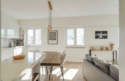 Restelo Apartamento | HostWise – Flat w/ Balcony and Workspace
