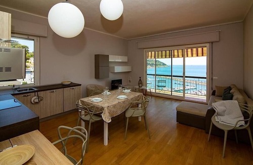 San Lorenzo al Mare Apartamento | Flat with parking and lovely seaview terrace | V03