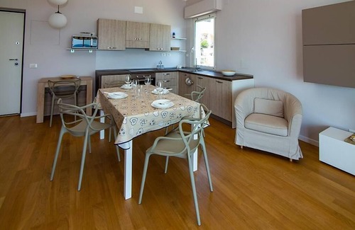 San Lorenzo al Mare Apartamento | Flat with parking and lovely seaview terrace | V03