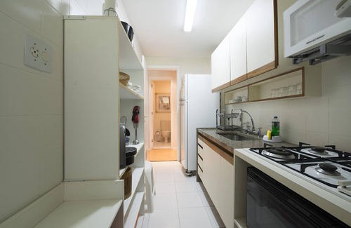Zona Sul Apartamento | Piso con piscina, vista al Corcovado, plaza de aparcamiento y servicios.