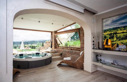 Montepulciano Apartamento | Flat with private terrace,A/C, in a wine estate with pool,Spa,children friendly