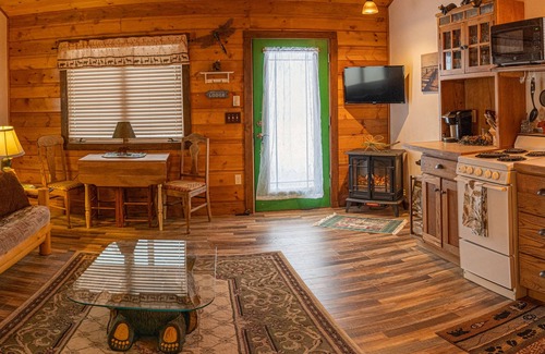 Woods Bay Cabina | Flathead Bear Getaway Cabin - 1 mile to a Flathead Lake Beach