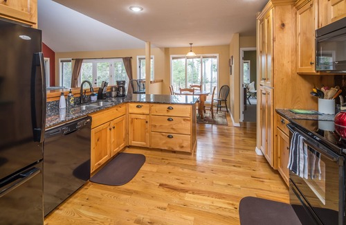 Bigfork Casa | Stay Montana: casa de tres habitaciones en una comunidad tranquila con vista al lago Flathead