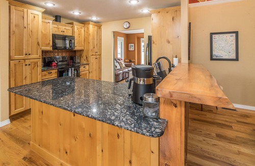Bigfork Casa | Stay Montana: casa de tres habitaciones en una comunidad tranquila con vista al lago Flathead