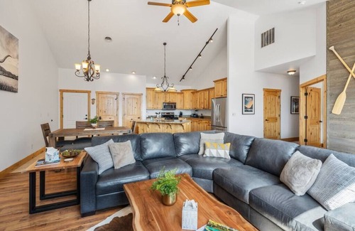 Somers Cabina | Flathead Lodge | Close to Skiing & Glacier Park