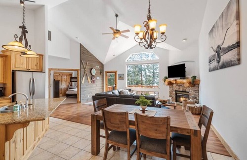 Somers Cabina | Flathead Lodge | Close to Skiing & Glacier Park
