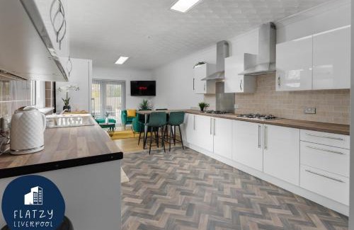 Liverpool Casa | FLATZY - 6 bed Oasis Close to Football Stadiums