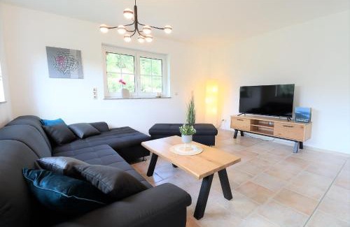 Diemelsee Casa | Flechtdorfer Waldblick - 130 qm großes Ferienhaus und großem Grundstück und Bachlauf und Terrasse für 6 Gäste