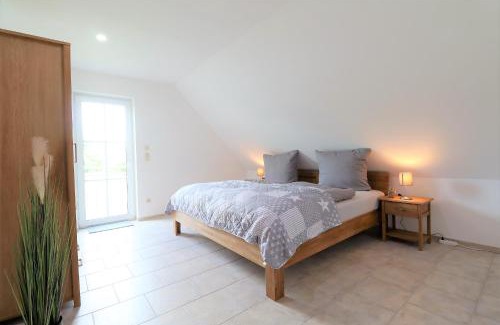Diemelsee Casa | Flechtdorfer Waldblick - 130 qm großes Ferienhaus und großem Grundstück und Bachlauf und Terrasse für 6 Gäste
