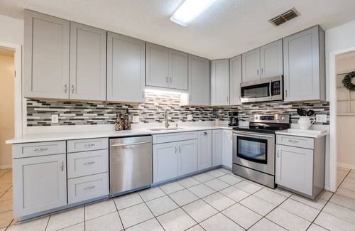 Fleming Island Casa | Fleming Island |Dogs Ok |Fenced Yard |Family Friendly |Nearby Park |10 Mins to Doctor's Lake Marina