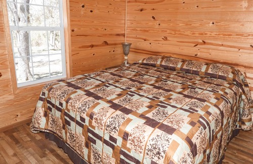 Leasburg Cabina | Fletcher's Village Group Cabin rental near Meramec River.
