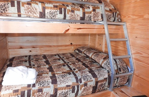 Leasburg Cabina | Fletcher's Village Group Cabin rental near Meramec River.