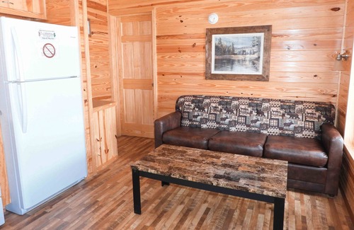 Leasburg Cabina | Fletcher's Village Group Cabin rental near Meramec River.