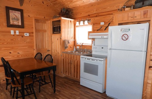 Leasburg Cabina | Fletcher's Village Group Cabin rental near Meramec River.