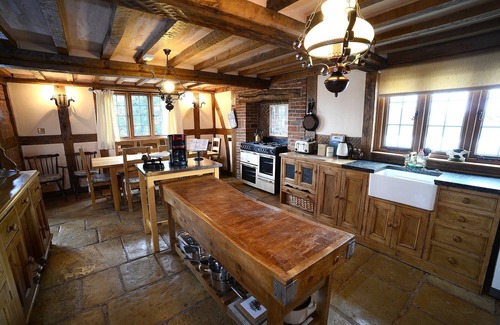 Wesham Casa | Salón Baronial ubicado en 7 acres con piscina privada climatizada y 6 habitaciones, todas con baño