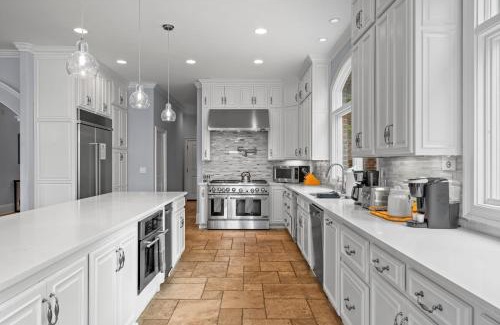Mooresville Casa | Flip Flop Therapy by AvantStay Lakefront Home w Game Room Dock Access