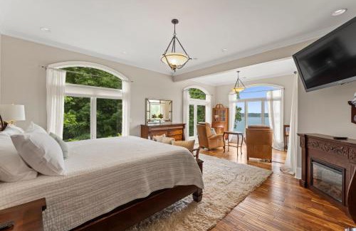 Mooresville Casa | Flip Flop Therapy by AvantStay Lakefront Home w Game Room Dock Access
