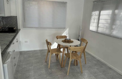 Horseshoe Bay Apartamento | Flip flops is a Family and Couple Friendly retreat with use of the Pool.