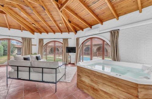 Chacras de Coria Casa | Fliphaus Wine Country Villa 20 pax 9 Bd Pool & Jacuzzi