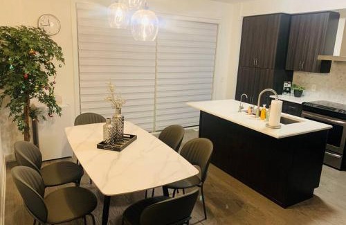 Vaughan Casa | Flipped House - entire 2 BR townhouse near wonderland