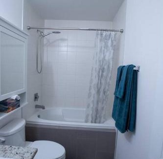 Vaughan Casa | Flipped House - entire 2 BR townhouse near wonderland