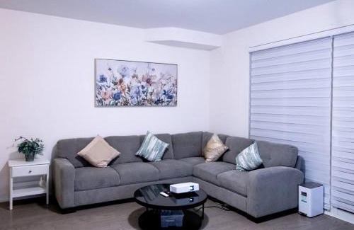 Vaughan Casa | Flipped House - entire 2 BR townhouse near wonderland