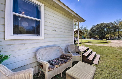 Canyon Lake Apartamento | Flirty Flamingo' Studio: 1 Mi to Canyon Lake