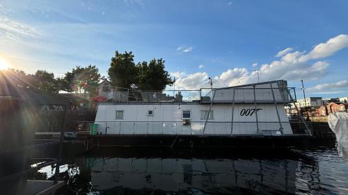 Liverpool Alquiler De Eote | Float uniquely on Liverpool Waterfront on our high end 8 berth Houseboat