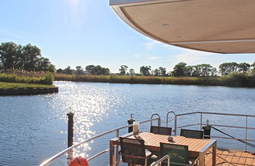 Ueckermuende Casa | Floating 44 Schwimmendes Ferienhaus für den Besonderen Urlaub auf dem Wasser
