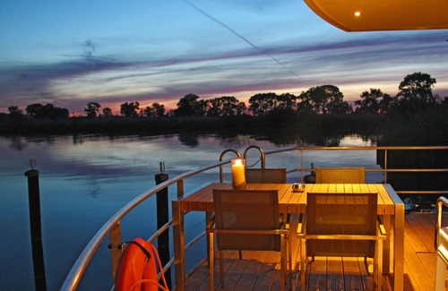Ueckermuende Casa | Floating 44 Schwimmendes Ferienhaus für den Besonderen Urlaub auf dem Wasser