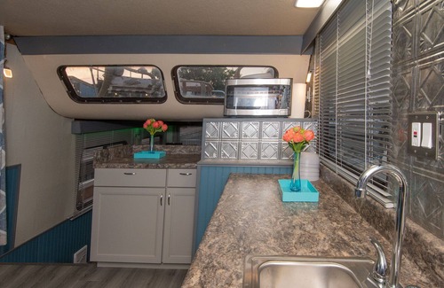 Patchogue Alquiler De Eote | Floating Holiday. Experience the excitement of boat life.