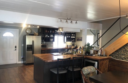 Hayden Island Casa | Floating home, front row