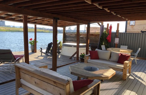 Hayden Island Casa | Floating home, front row