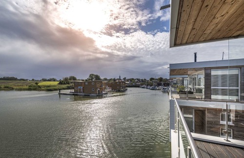 Kroeslin Casa | Floating House 1 Struck with fireplace - 01. Floating Houses (95 m²) with fireplace