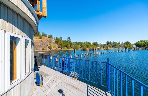 Somers Alquiler De Eote | CASA FLOTANTE en Flathead Lake con waterside, kayaks, terraza en la azotea y más