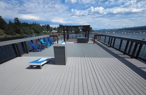 Somers Alquiler De Eote | CASA FLOTANTE en Flathead Lake con waterside, kayaks, terraza en la azotea y más