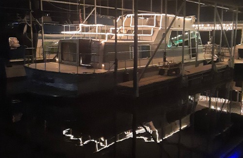 Graford Alquiler De Eote | Floating Lakefront Apartment- Relax on vintage houseboat on Possum Kingdom Lake!