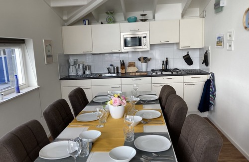 Ohe en Laak Casa | Floating luxury Maasvilla - houseboat with dog & boat jetty 5045597