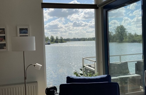 Ohe en Laak Casa | Floating luxury Maasvilla - houseboat with dog & boat jetty 5045597