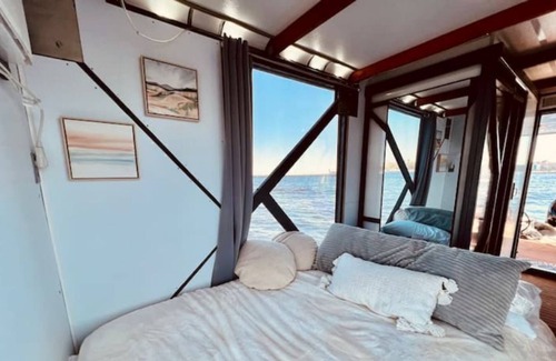 Sarasota Alquiler De Eote | Floating Oasis (Modern Houseboat with rooftop patio)
