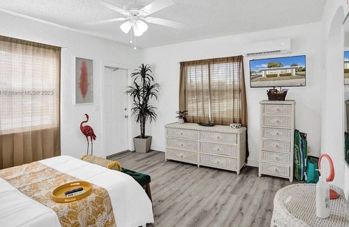 Lake Worth Cabaña | FLOCKS + FEATHERS: 4 mins away from beach/casino