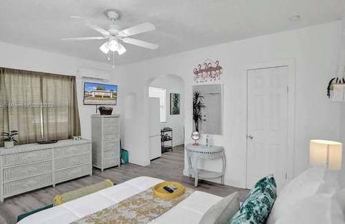 Lake Worth Cabaña | FLOCKS + FEATHERS: 4 mins away from beach/casino