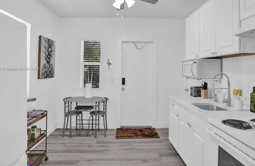 Lake Worth Cabaña | FLOCKS + FEATHERS: 4 mins away from beach/casino