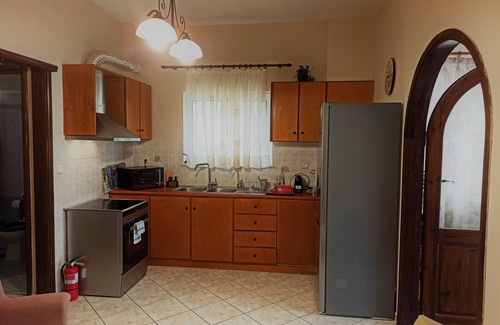 Almyrida Apartamento | Floor apartment with superb roof terrace, next to Almirida sandy beach